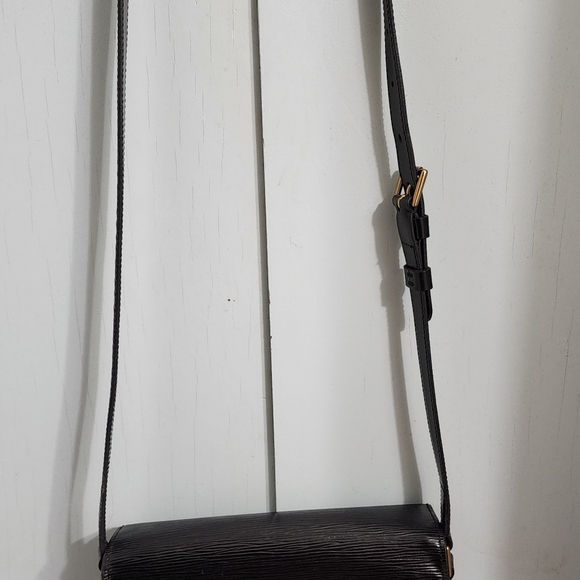 LOUIS VUITTON, EPI LEATHER, SAINT CLOUD, GM, EUC SHOULDER/ CROSSBODY BAG AUTHENT - Picture 9 of 15
